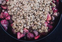 Strawberry-Rhubarb Crisp: Irresistible Oat Crumble for Spring