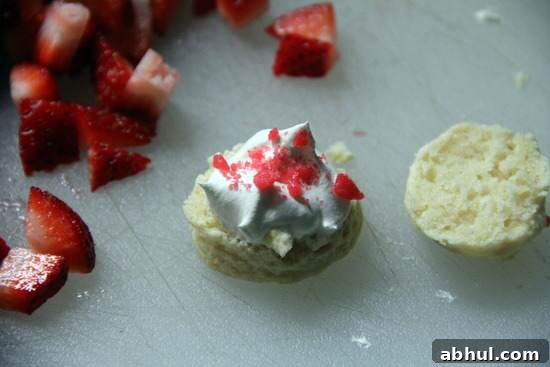 Mini Strawberry Shortcake Poppers Recipe | SnappyGourmet.com