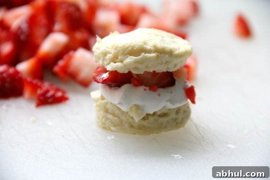 Mini Strawberry Shortcake Poppers Recipe | SnappyGourmet.com