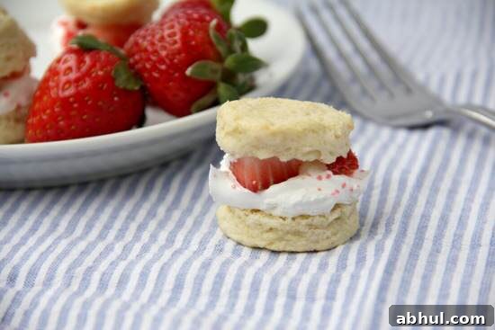 Mini Strawberry Shortcake Poppers Recipe | SnappyGourmet.com
