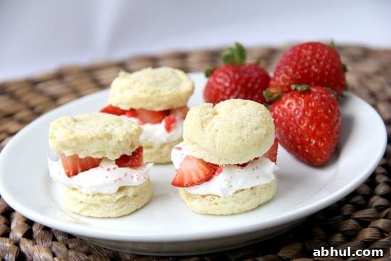 Mini Strawberry Shortcake Poppers Recipe | SnappyGourmet.com