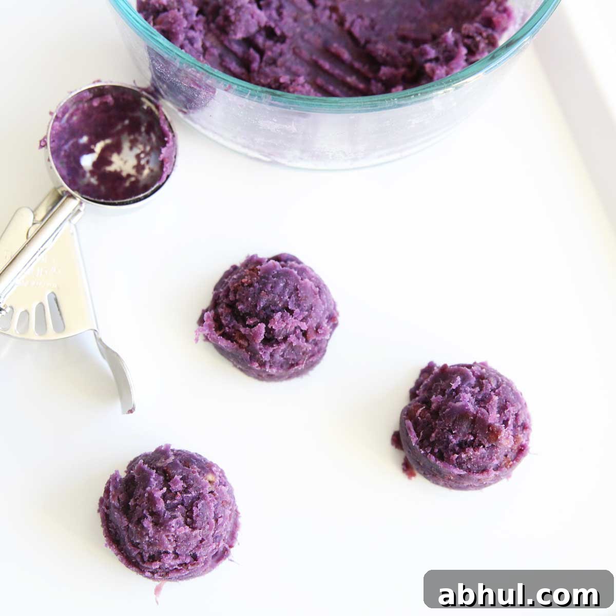 portion filling with a scoop