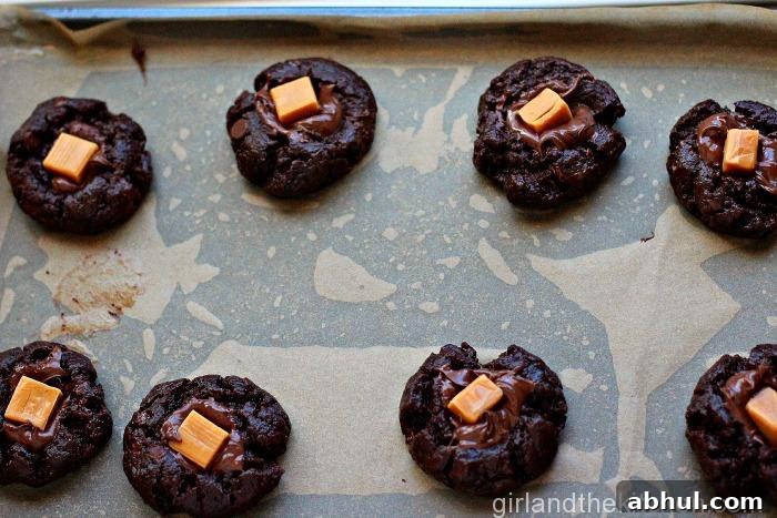 Salted Caramel and Nutella Stuffed Fudgy Cookies-007