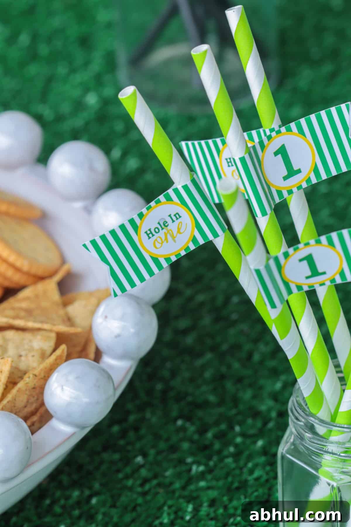 Straws with hole in one flags.