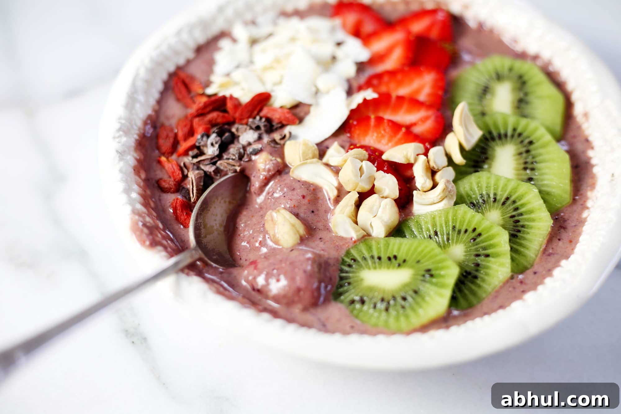 Superfood berry smoothie bowl