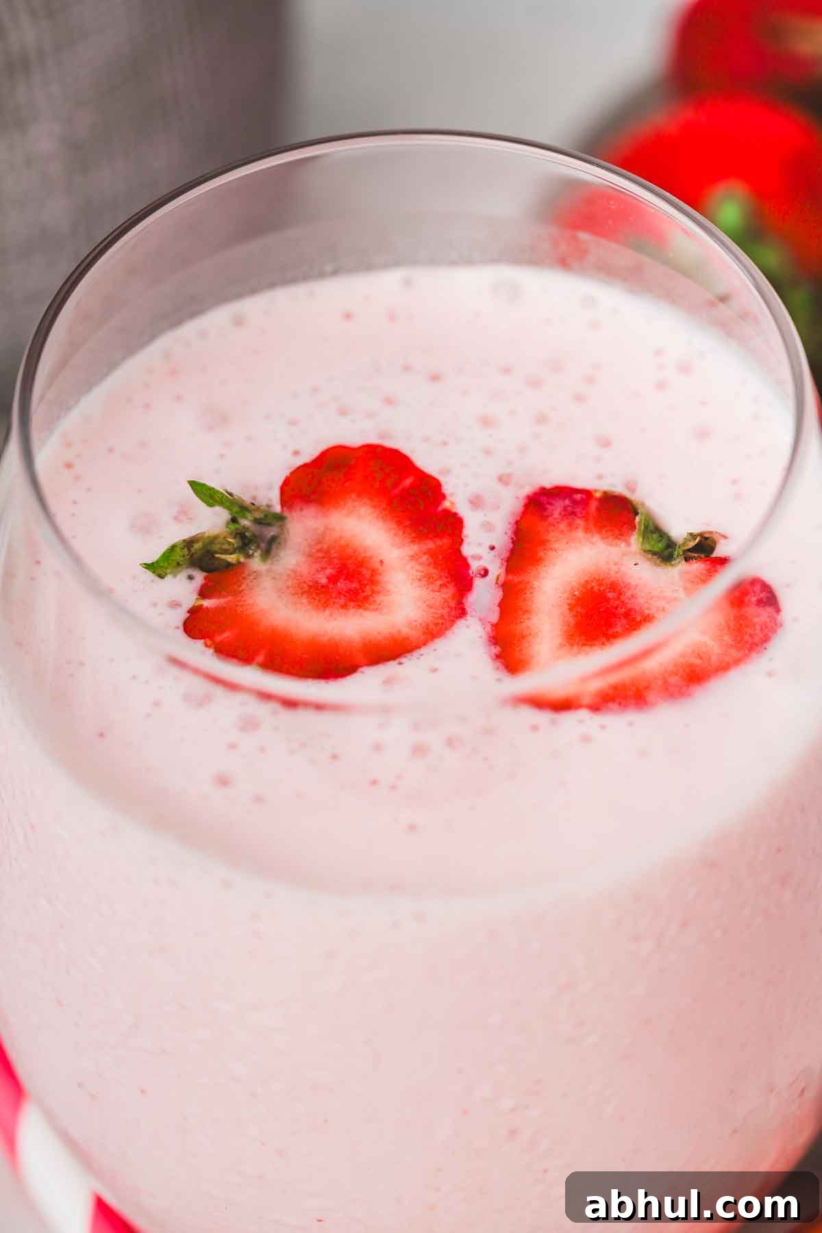 dessus d'un verres avec des morceaux de fraises et du lassi aux fraises
