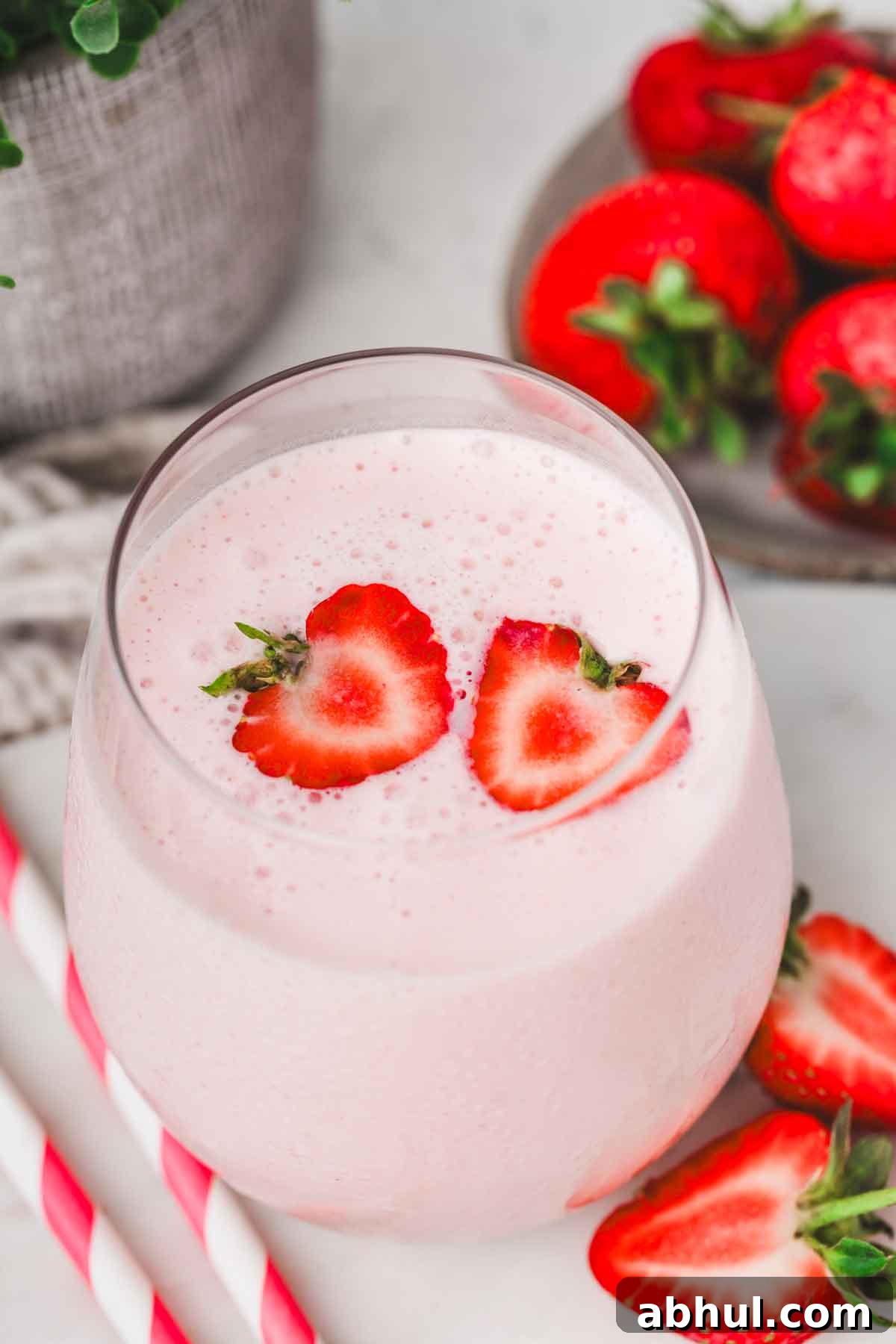 verre avec des fraises et du lassi fraise